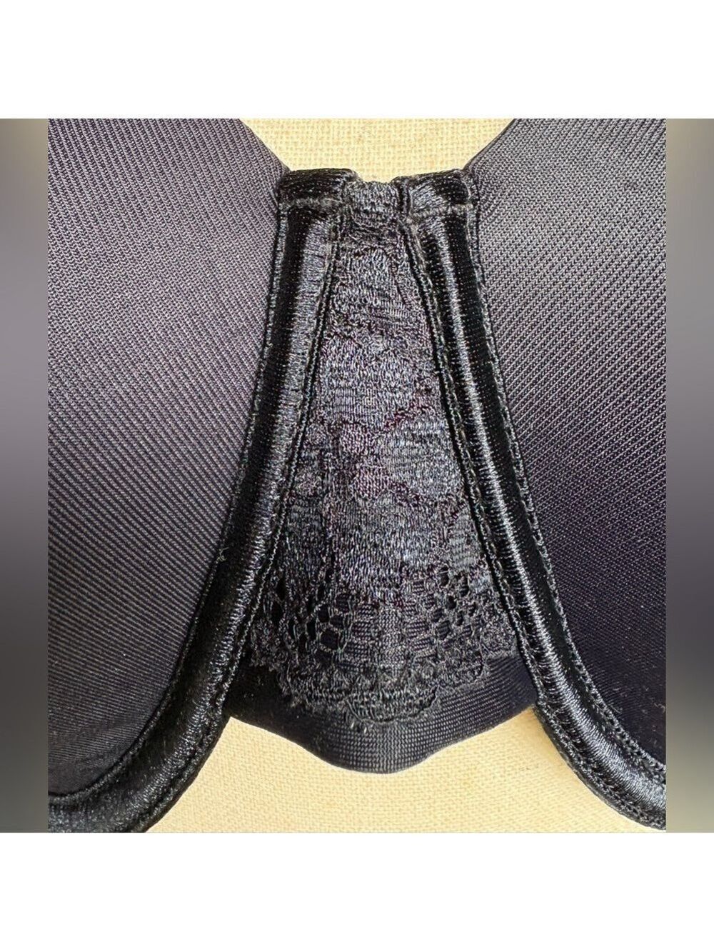 Vanity Fair Smoothing Back Underwire Bra in black. 40DDD. 3 Hook. Like new! EUC! - Picture 9 of 9